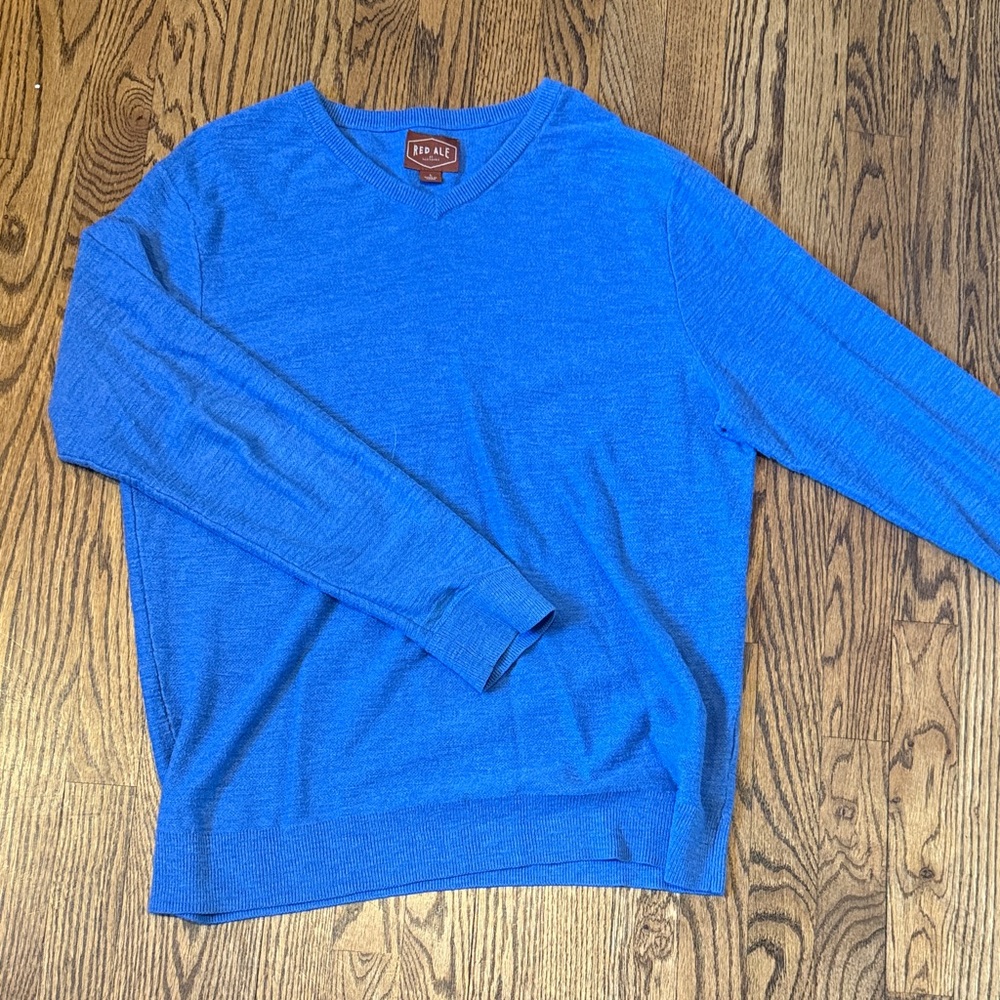 Red Ale Large Men's V-Neck Sweater in Blue